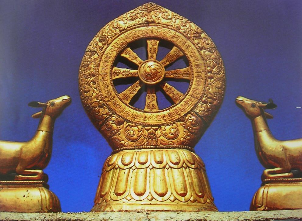 Uno dei simboli buddisti: due gazzelle che reggono una ruota, a ricordo della messa in moto della Dottrina avvenuta col primo discorso tenuto nel Parco delle gazzelle di Benares.