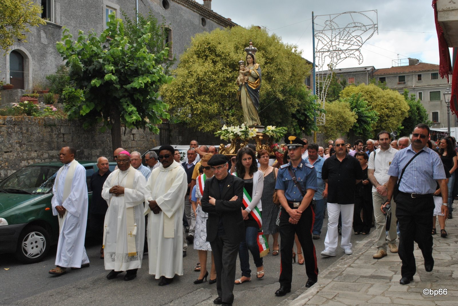 La statua in processione per le vie del paese La statua in processione per le vie del paese