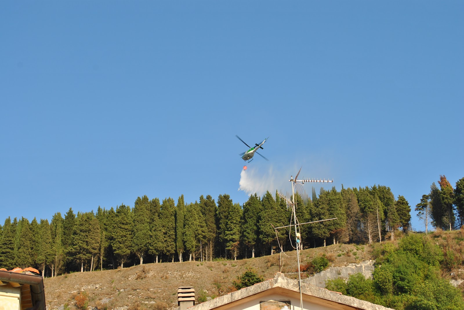 Thumbnail image for /public/upload/2012/8/634812350130301095_Elicottero Afor spegne incendio sul castello.JPG
