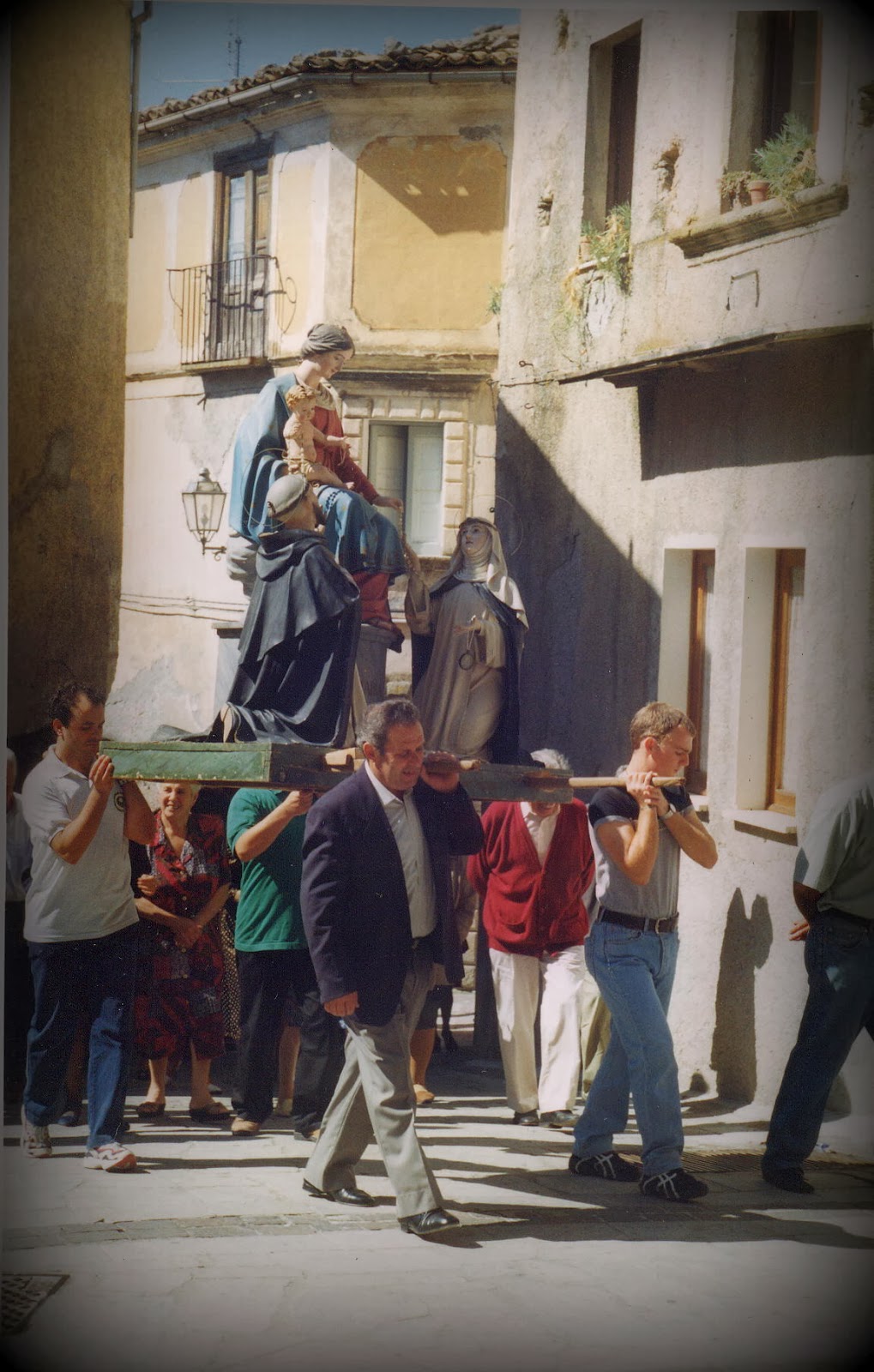 Thumbnail image for /public/upload/2013/10/635175188566376431_Aiello, Processione Madonna del Rosario di qualche anno fa.JPG