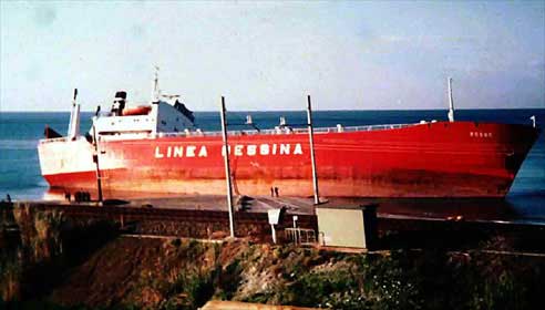 La motonave jolly rosso sulla spiaggia di Amantea (Formiciche)